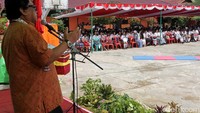 Wakil Ketua MPR Oesman Sapta Odang memberikan sambutan di hadapan siswa-siswi SMAN 1 Ngabang, Kabupten Landak, Kalimantan Barat.