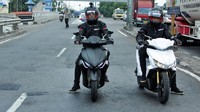 Rombongan skuter listrik Garansindo Electric Skuter ITS (Gesits) melintas di kawasan Tegal. Firmansyah Mara/Garansindo Inter Global.