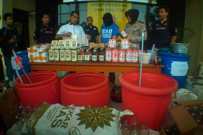 Polisi Gerebek Industri Rumahan Miras Palsu