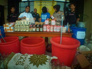 Polisi Gerebek Industri Rumahan Miras Palsu
