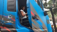 Duta Besar Swedia di Indonesia, Johanna Brismar Skoog turut hadir untuk mencoba truk tersebut dengan mengendarainya. Johanna datang  ke area test drive UD Trucks Quester mengenakan atasan putih yang dibalut Blazer berwarna hitam dipadu dengan celana bawahan hitam serta sepatu hak tinggi berwarna merah. Foto: Dina Rayanti