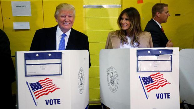 Trump saat memilih bersama istrinya, Melania