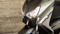 TMAX juga memiliki lengan ayun lebih panjang, suspensi link-type, keyless ignition serta ruang penyimpanan lebih besar yang cukup untuk menyimpan dua helm open face.