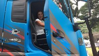 Johanna menyetir truk itu sendiri dan menggunakan sepatu hak tinggi merahnya dan tampak tidak mengalami kendala saat berkeliling lahan parkir di kawasan Senayan itu. Ini merupakan kali pertama Johanna mengendarai truk.Foto: Dina Rayanti
