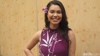 Aulii Cravalho blak-blakan soal identitas seksualnya di TikTok ketika menjawab pertanyaan seorang penggemar. Kala itu dia menyanyikan lagu Eminem yang liriknya mengisyaratkan pertanyaan soal identitas seksual. Di sana Aulii Cravalho menjawab Tidak, aku biseksual. (Foto: Delia/detikHOT) 
