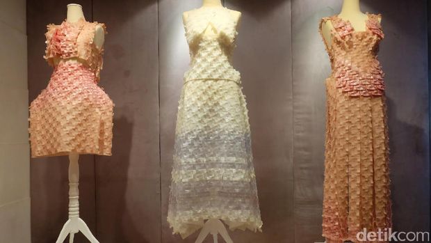 Pameran 'WUSINWUG': Seni Bercampur Aduk dengan Fashion Eksperimental! 