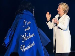 Gaya Hillary Clinton Saat jadi Model Sepatu Katy Perry