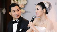 Sandra pun menceritakan pengalamannya bertemu Harvey yakni pada tanggal 16 November lalu merajut kasih pada 25 November (tidak disebutkan dalam tahun yang sama atau tidak). Pool/Ismail/detikFoto.