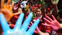 Siswa-siswi SDN 01 Karet Kuningan menunjukan tangan yang diwarnai usai membuat komitmen Dukung Gerakan Pangan Aman di sekolahnya, Rabu (9/11/2016).