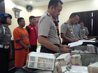Polisi Amankan 4 Koper Uang Asing Palsu Milik Dimas Kanjeng