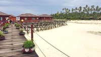 Satu penginapan yang paling terkenal di sini adalah Maratua Paradise Resort. Kamu bisa masuk dan foto-foto dengan membayar tiket kunjungan (Hardyzk/dTraveler)