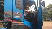 Johanna mengatakan truknya sangat nyaman untuk dikendarai seperti mengendarai mobil biasa, ia pun melakukan satu putaran lagi dengan truk tersebut. Foto: Dina Rayanti