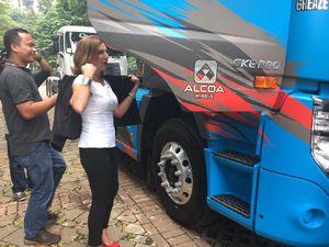 Senyum Dubes Swedia Saat Menyetir Truk
