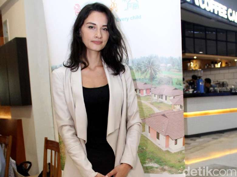 Pengakuan Panjang Lebar Rebecca Reijman Soal Mobil Cuma-cuma dari Wawan Pengakuan Panjang Lebar Rebecca Reijman Soal Mobil Cuma-cuma dari Wawan