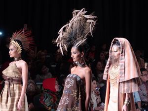 Headpiece Megah di Koleksi Denny Wirawan dan Tenun Bali Sporty Didi Budiardjo