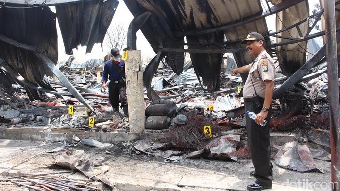 Tim Labfor Polda Jatim Olah TKP Pasar Baru Porong