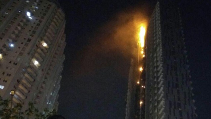 Unit Kecil Petugas Naik Bantu Padamkan Api, Siap Sisir Jika Ada Korban