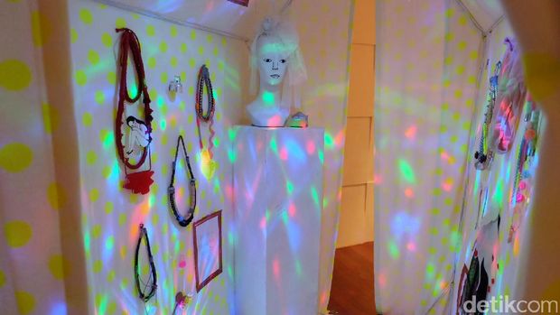 Pameran 'WUSINWUG': Seni Bercampur Aduk dengan Fashion Eksperimental! 