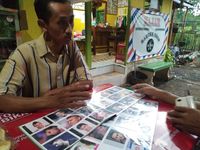 Pak Sis, Tukang Cukur yang juga Penjaga Perlintasan KA Tanpa Palang 'Swasta'