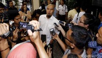 Ahmad Dhani menegaskan kedatangannya bukan terkait pemeriksaan SPT seperti info yang beredar. Ahmad Dhani menuturkan pajaknya sudah clear karena dia sudah diloloskan jadi calon wakil Bupati Bekasi.