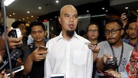 Ahmad Dhani tiba di kantor Direktorat Jenderal Pajak (DJP) di Jalan Gatot Subroto, Jakarta, Rabu (9/11/2016) dan langsung diburu sejumlah awak media.
