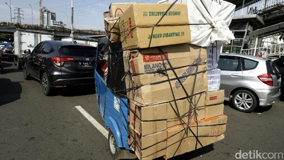 Bajaj Penuh Muatan Menerobos Kemacetan