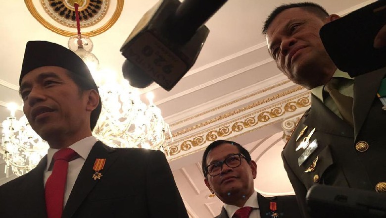 Jokowi Tepis Isu Akan Copot Jabatan Panglima TNI Jenderal Gatot Nurmantyo Jokowi Tepis Isu Akan Copot Jabatan Panglima TNI Jenderal Gatot Nurmantyo