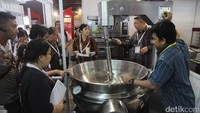 Beberapa pengunjung mengikuti tur singkat mengenai alat-alat peraga untuk memasak.