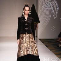 koleksi Ghea Panggabean yang mengusung tema LOVE di IPMI Trend Show 2017. Senayan City. Jakarta. [Foto: Mohammad Abduh/Wolipop]