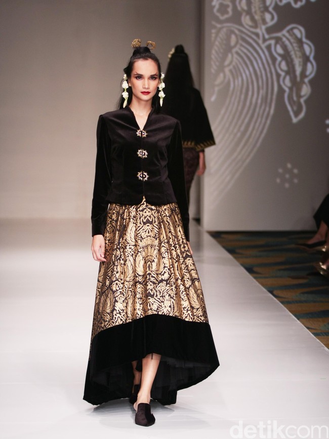 koleksi Ghea Panggabean yang mengusung tema LOVE di IPMI Trend Show 2017. Senayan City. Jakarta. [Foto: Mohammad Abduh/Wolipop]