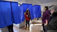 Seorang warga keluar dari bilik suara usai memberikan suaranya di Pennsylvania. Charles Mostoller/Reuters/detikFoto.
