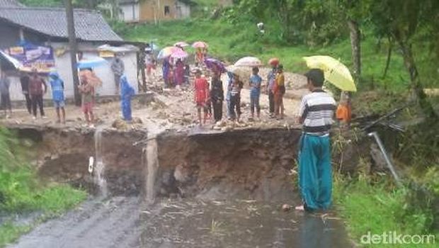 Jembatan di Garut Ambruk, Akses 2 Kecamatan Terputus