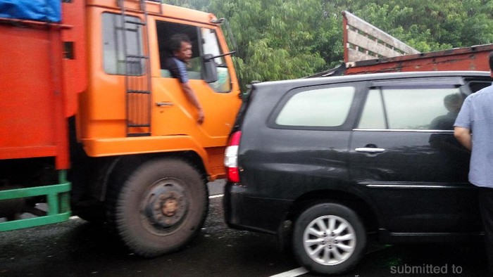 Ada Kecelakaan 2 Truk dan Innova di Tol Cipularang KM 91 Arah Jakarta