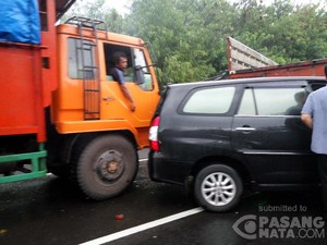 Ada Kecelakaan 2 Truk dan Innova di Tol Cipularang KM 91 Arah Jakarta