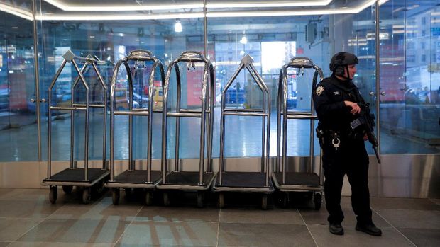 Polisi berjaga di luar Hotel Hilton New York