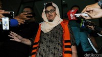 Usai diperikasa oleh penyidik KPK, Eks Menteri Kesehatan Siti Fadilah Supari langsung dihadang sejumlah awak media untuk dimintai keterangan.