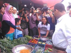 Sambil Belanja Petai dan Getuk, Anies Tanya Kondisi Pasar Pengadegan