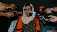 Siti telah ditahan KPK sejak Senin (24/10) lalu di rumah tahanan (rutan) Pondok Bambu, Jakarta Timur. Terkait kasus dugaan korupsi alkes untuk kebutuhan Pusat Penanggulangan Krisis Departemen Kesehatan dari dana DIPA revisi APBN Pusat Penanggulangan Krisis Departemen Kesehatan tahun anggaran 2007.