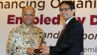 Direktur Umum & SDM BPJS Ketenagakerjaan, Naufal Mahfudz menyerahkan penghargaan kepada BJ  Habibie diwakili Ilham A Habibie dalam acara 5th Asian Corporate University Summit 2016 di Jakarta, Rabu (9/11/2016).