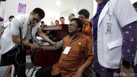 Oesman Sapta Odang mendonorkan darahnya saat mengunjungi RSUD Kabupaten Landak, Kalimantan Barat.