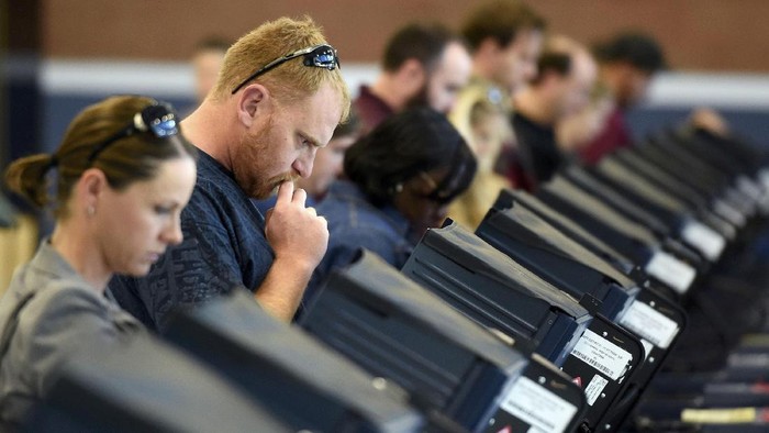 People cast their ballots during voting in the 2016 presidential election in Las Vegas, Nevada, U.S November 8, 2016.  REUTERS/David Becker