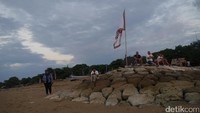 Tiba di pantai, traveler banyak yang duduk santai di tepian. Sembari menanti sunrise (Kurnia/detikTravel)