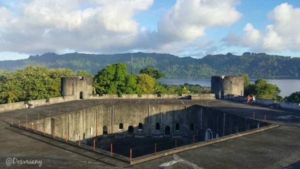 Konon tujuan benteng ini dibangun adalah untuk menghadapi perlawanan masyarakat Banda yang menentang monopoli perdagangan pala VOC.