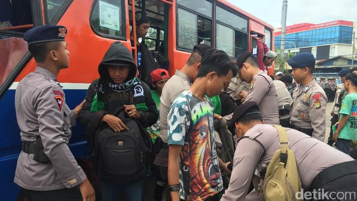 Polisi Ciduk 3 Bonek yang Bawa Senjata Tajam di Stadion Tugu