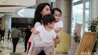 Udah biasa sih tapi awalnya ribet juga sih (mengurus dua anak). Sampai kurus gini, kurus-kurus juga kuat ya, ungkapnya. Pool/Ismail/detikFoto.