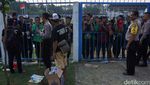 Ratusan Bonek di Stadion Tugu Dikawal Polisi