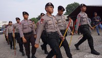 Kedatangan Bonek juga disambut oleh Ratusan aparat kepolisian yang sudah bersiaga sejak pagi di Stadion ini.