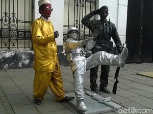 Melihat Tingkah Lucu Manusia Patung di Kota Tua Jakarta