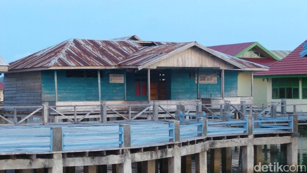 Foto: Di tengah kampung ada sebuah balai desa yang dipakai warga saat melakukan acara adat. Balai desa ini tidak memiliki dinding, hanya kerangka dan atap saja (Bonauli/detikTravel) Foto: Di tengah kampung ada sebuah balai desa yang dipakai warga saat melakukan acara adat. Balai desa ini tidak memiliki dinding, hanya kerangka dan atap saja (Bonauli/detikTravel)