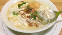 Soto Banjar Susu Ketupat termasuk andalan di sini. Soto memadukan suun, suwiran ayam, setengah potong telur rebus, perkedel kentang dan potongan ketupat. Rasanya begitu gurih ringan dan segar. Kaldu ayamnya nikmat dengan semburat aroma paduan kapulaga dan bawang goreng.